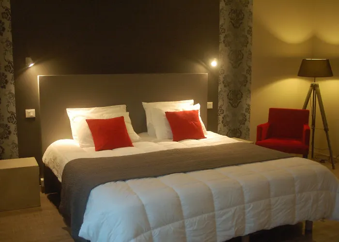 ホテル De Castel - Piscine Chauffee 3*