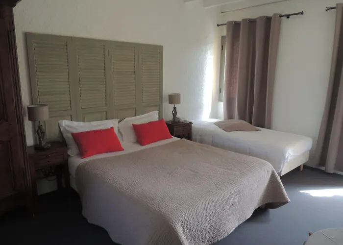 ホテル De Castel - Piscine Chauffee 3*