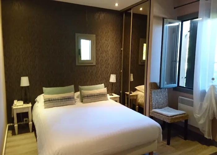 De Castel - Piscine Chauffee 호텔 3*