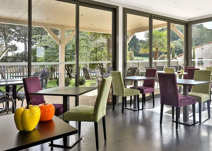 ホテル De Castel - Piscine Chauffee 3*